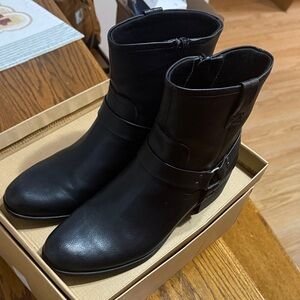 FRYE AND CO. Black Leather Ankle Booties